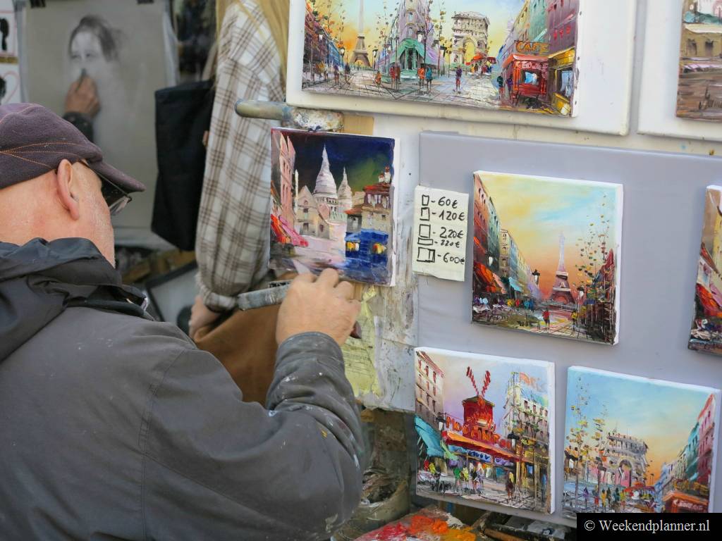 De schilders en tekenaars op de markt betalen voor hun plek meer dan 500 euro per jaar per vierkante meter. Dat moet wel terugverdiend worden.